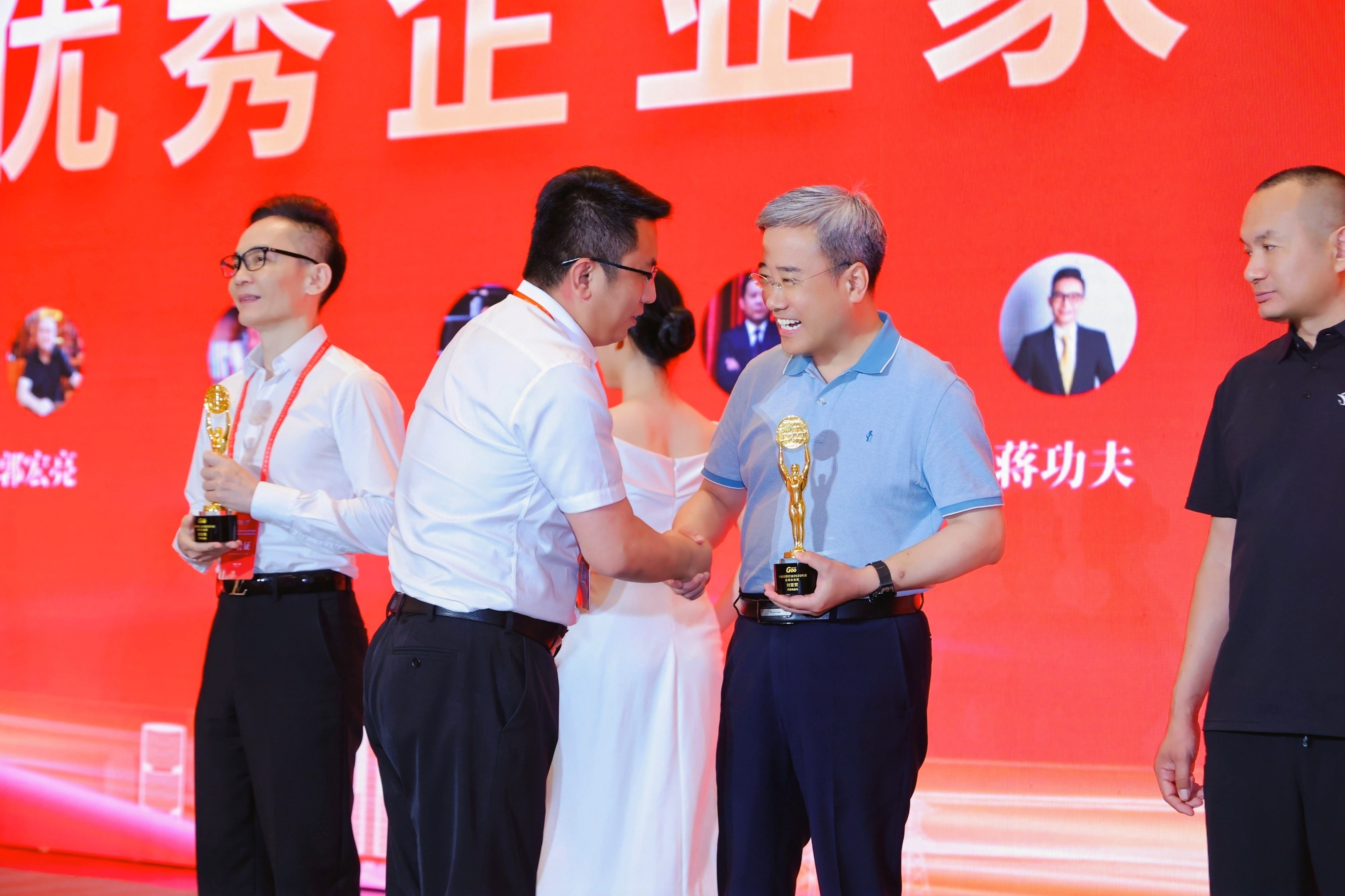 青纜副董事長總經(jīng)理劉亞罡榮獲 第一屆中國線纜行業(yè)“優(yōu)秀企業(yè)家”稱號(圖1) 青纜副董事長總經(jīng)理劉亞罡榮獲 第一屆中國線纜行業(yè)“優(yōu)秀企業(yè)家”稱號(圖1)